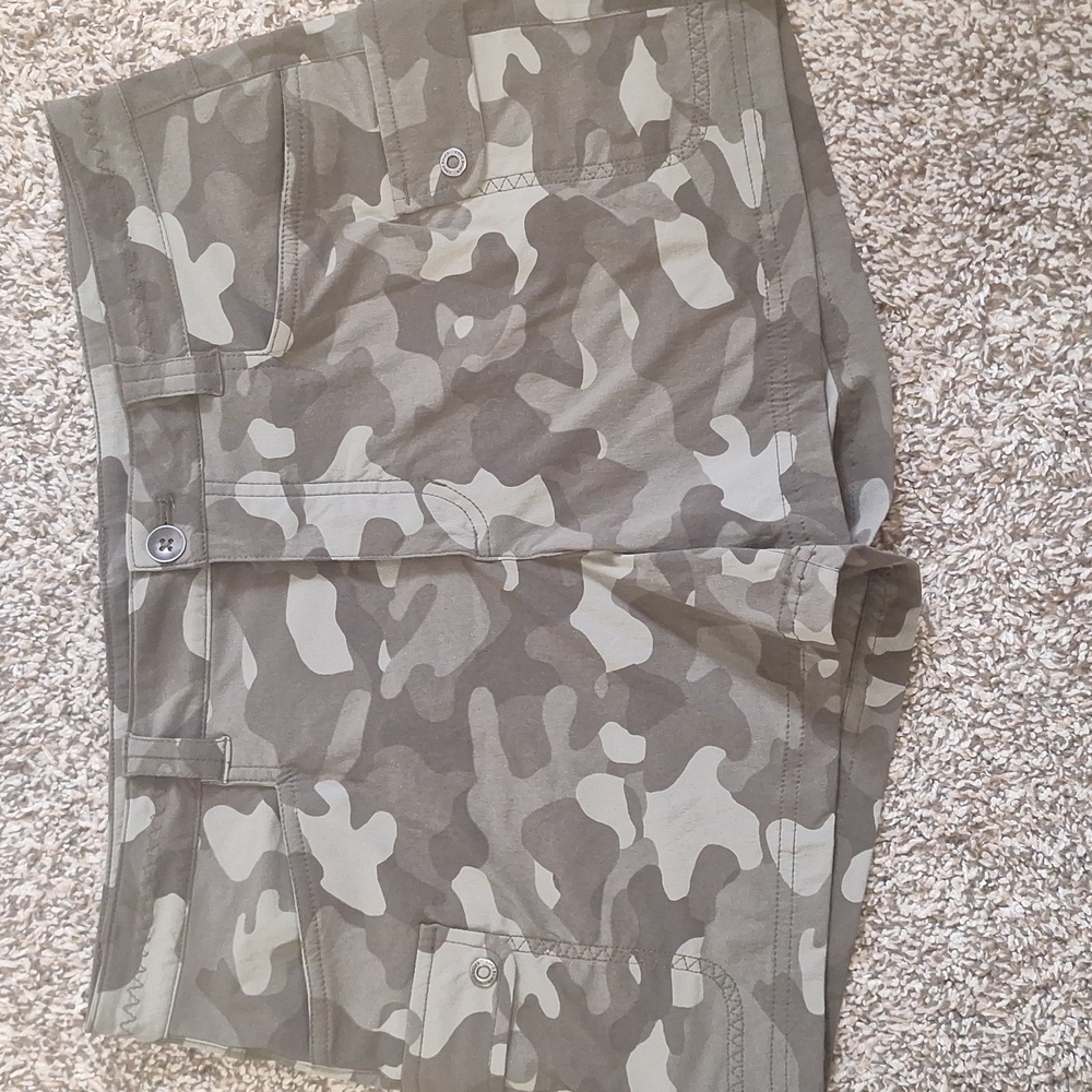 Eddie Bauer camo cargo shorts sz 12